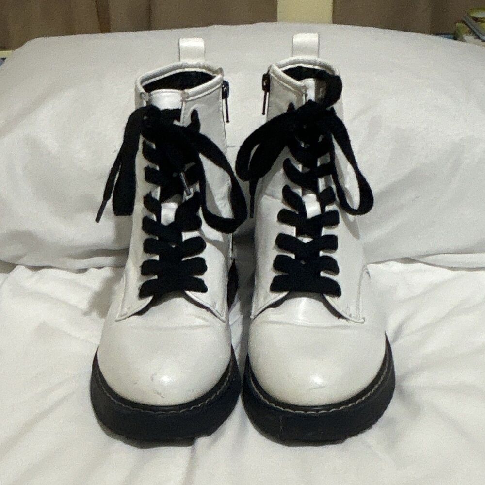 Madden Girl Women’s Size 9M Grunge Combat Boots White/Black Lace-Up Round Toe